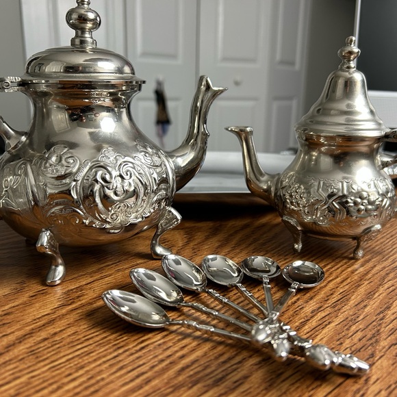 Elegant Vintage-Style Tea Set – 2 Teapots, 2 Trays & 6 Spoons - Picture 2 of 12